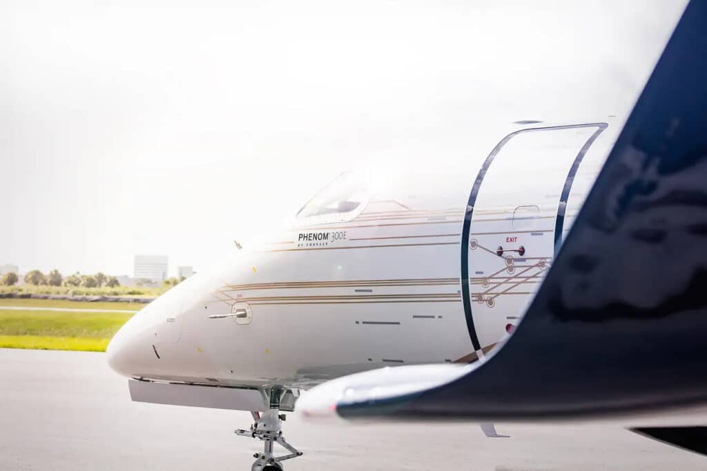 Embraer-Phenom-300E-4 Embraer Phenom 300E 4