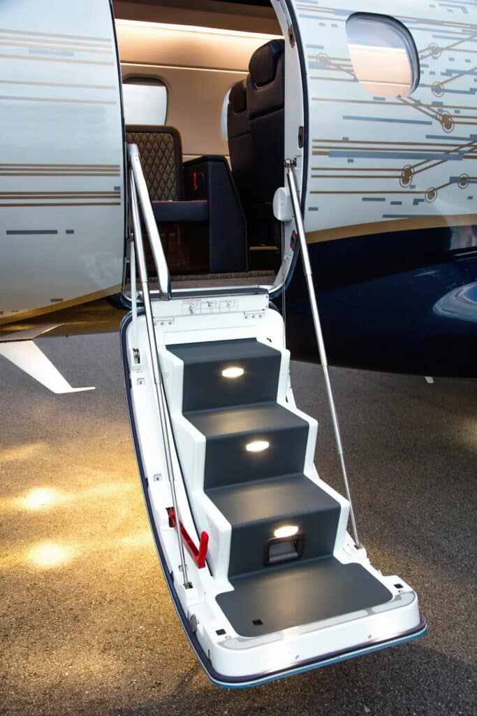 Embraer-Phenom-300E-6 Embraer Phenom 300E 6
